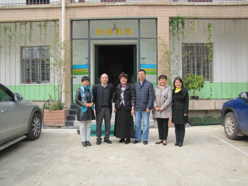 上海建材协会和上海建筑协会秘书长等人在我公司合照